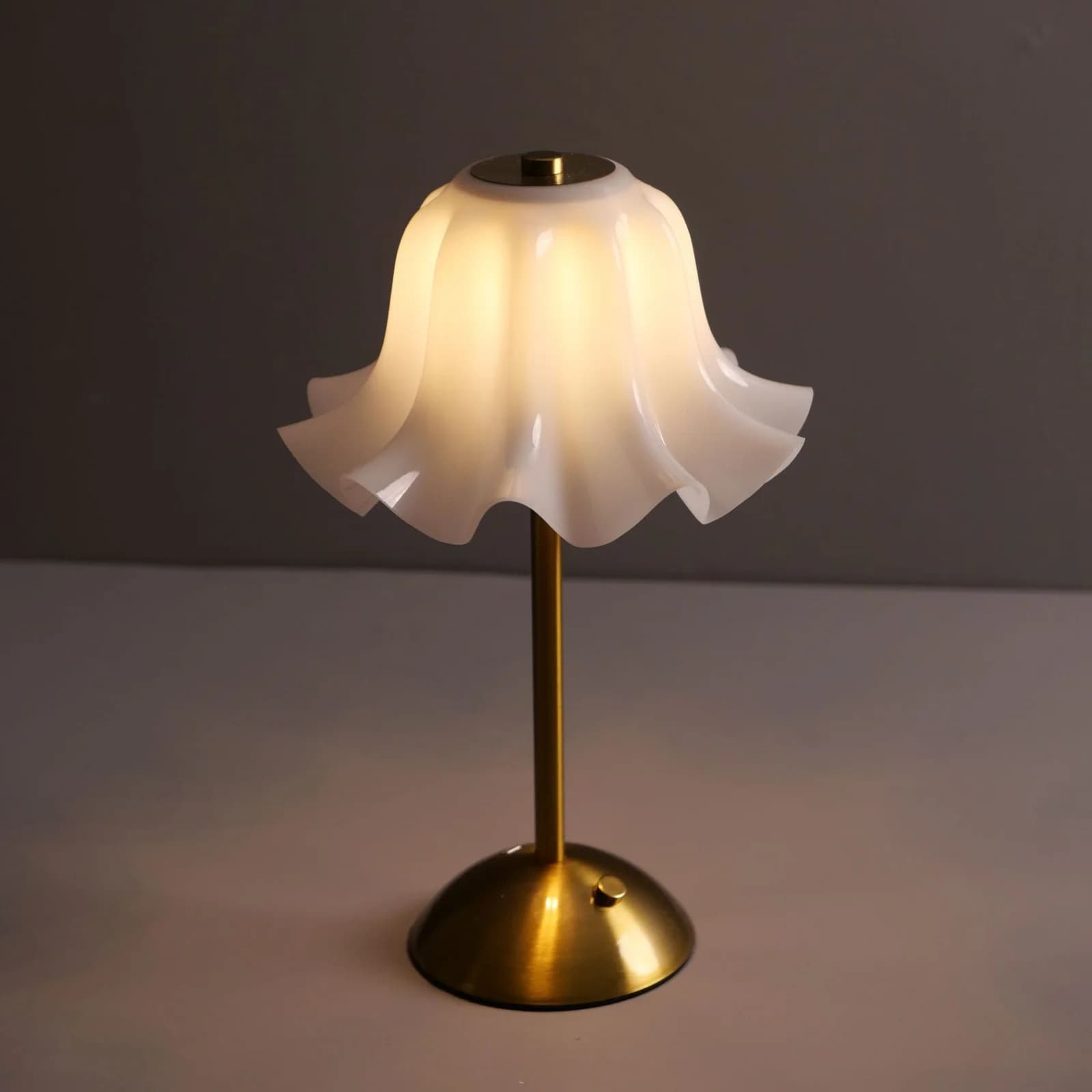 Genopladelig natlampe i blomsterform med tre farver
