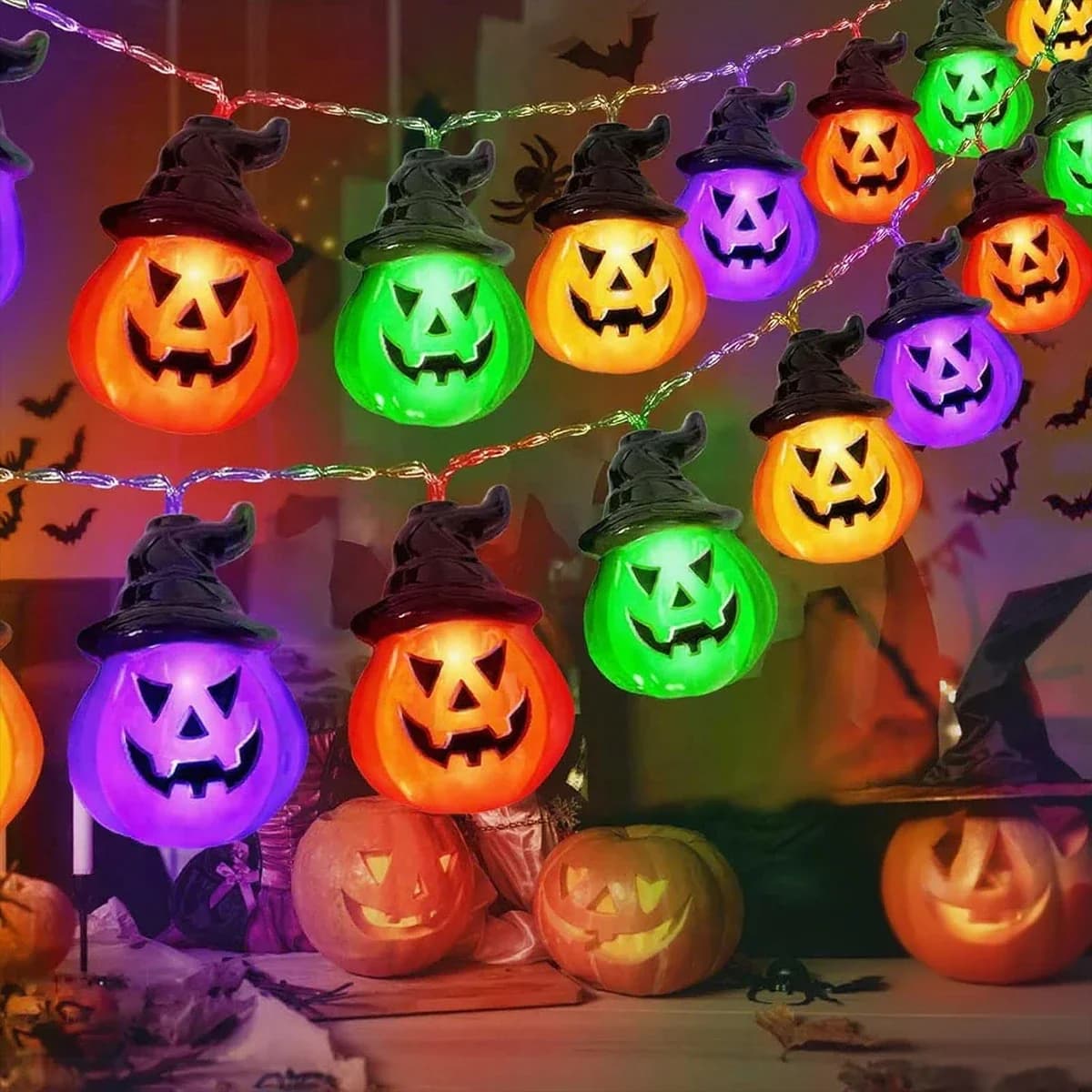 Multifarvet Halloween græskar, heksehut og spøgelshoved lys