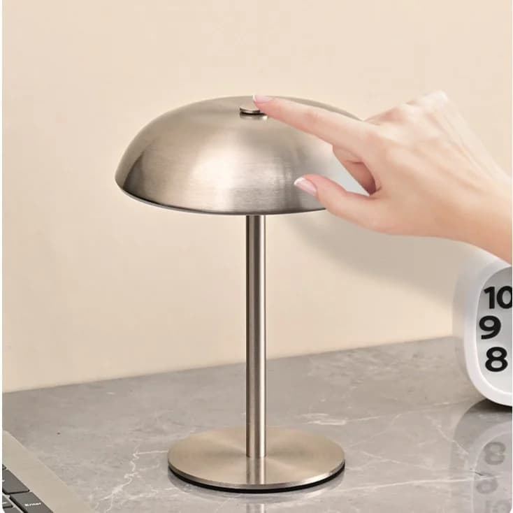 Genopladelig bordlampe i metal med svampeform og touchkontrol