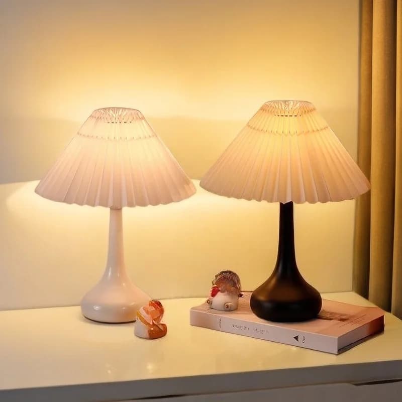 Retro bordlampe med plisseret skærm og USB