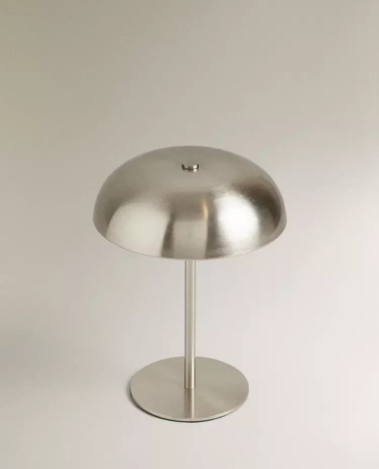 Genopladelig bordlampe i metal med svampeform og touchkontrol