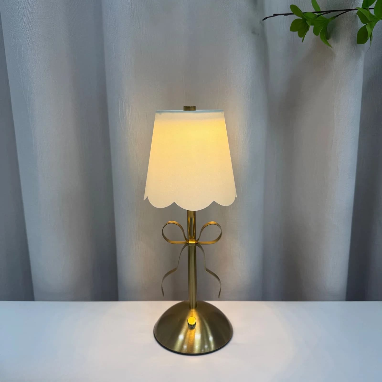 Genopladelig bordlampe med gyldent sløjfe og stofskærm